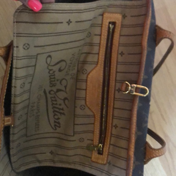 Louis Vuitton Neverfull MM - Picture 9 of 12